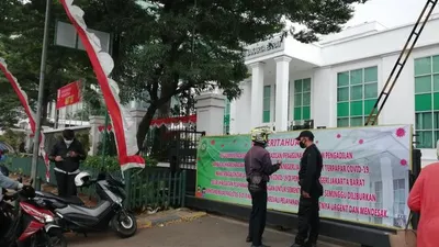 Gedung Pengadilan Negeri Jakarta Barat ditutup karena ada salah satu staf yang positif Covid-19, Rabu (5/8).  (Foto: Akhmad Nursyeha)