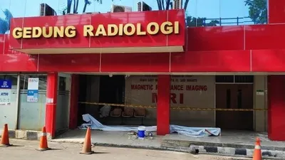 Gedung Radiologi Rumah Sakit Polri, Kramat Jati, Jakarta Timur dipasangi garis polisi dan ditutup sementara usai dilalap si jago merah pada Rabu (29/7/2020) sore . (Suara.comBagaskara)