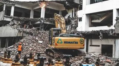 Alat berat saat merobohkan gedung Graha Bhakti Budaya di Taman Ismail Marzuki. (Historia/Fernando Randy).