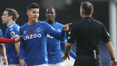 Gelandang serang Everton James Rodriguez memprotes wasit dalam pertandingan melawan Manchester United (MU). Everton takluk 1-3 dari MU. Foto: EPA-EFE/Carl Recine