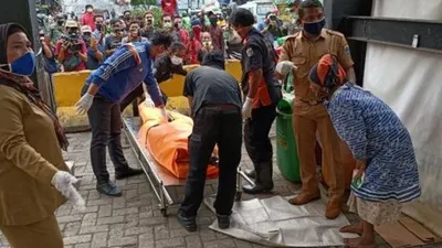 Evakuasi jasad seorang Penyandang Masalah Kesejahteraan Sosial (PMKS) di Tanah Abang, Jakarta Pusat, Selasa (23/6/2020) (Suara.com/Antara)