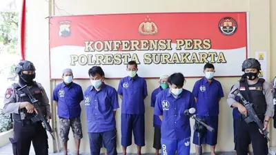 Para pelaku perusakan dan penganiayaan di acara midodareni di Kampung Mertodanan, Pasarkliwon, saat dirilis Polresta Surakarta dalam gelar perkara di Mapolresta Surakarta, Kamis (20/8/2020). (Ayojakarta.com/Budi Cahyono)