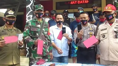 Kapolsek Ibun,  Iptu Carsono, menunjukkan barang bukti saat gelar perkar. (dok)