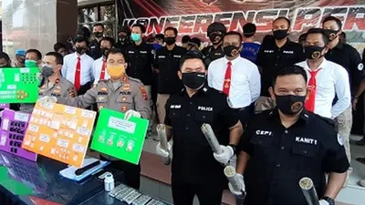 Kapolres Karawang, AKBP Arif Rachman Arifin (tengah) saat menunjukan barang bukti dalam gelar perkara. (Ayopurwakarta/Dede Nurhasanudin)
