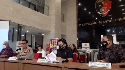 Minim CCTV, Polisi Andalkan Saksi Ungkap Kebakaran Kejagung. Jajaran Kepolisian bersama Kejaksaan Agung, dan para ahli menggelar konferensi pers terkait penetapan tersangka kasus Kebakaran di Gedung Utama Kejaksaan Agung (Kejagung) yang terbakar pada tanggal 22 Agustus 2020 silam. Konferensi pers diselenggarakan di Mabes Polri, Jakarta Selatan, Kamis (23/10/2020). Foto: Republika/Ali Mansur