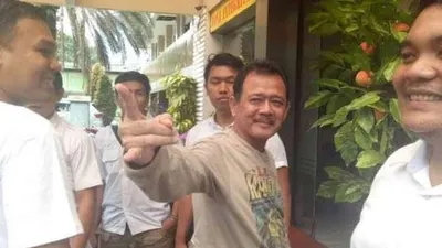 Ki Gendeng Pamungkas (sedang menunjuk) tutup usia / Suara.com: Agung Sandy