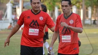 Dua legenda Timnas Indonesia dan Persija Jakarta, Gendut Doni (kiri) dan Anang Makruf saat di Lapangan Banyuanyar, Kota Solo, Sabtu (8/8/2020). (Ayojakarta.com/Budi Cahyono)