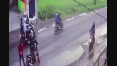 Tangkapan layar cctv saat kawanan geng motor menganiaya seorang remaja di Jalan Tamansari, Kota Tasikmalaya, Sabtu (2/1/2021).(Ayotasik.com/Heru Rukanda)