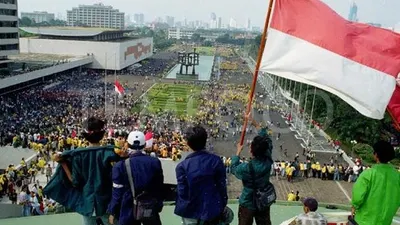 Mahasiswa menduduki Gedung MPR/DPR saat unjuk rasa menuntut Soeharto mundur sebagai Presiden RI, Jakarta, Mei 1998/Dok Tempo
