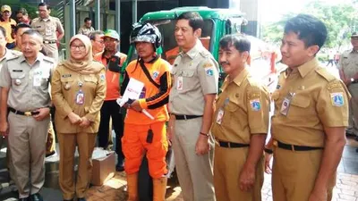 Wali Kota Jakbar H Rustam Effendi menyerahkan sebanyak 106 germor dari Dinas LH DKI untuk 56 kelurahan (barat.jakarta.go.id)