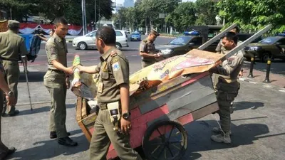 Penertiban manusia gerobak oleh Satpol PP Kecamatan Sawah/pusat.jakarta.go.id