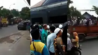 Sejumlah orang geruduk rumah Mahfud MD di Pamekasan, Madura (Kolase foto/Twitter/@jumianto_RK via Suara.com)