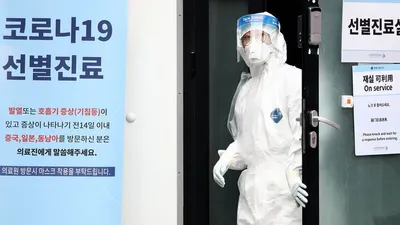 Seorang petugas kesehatan di National Medical Center, Korea Selatan ( Chung Sung-Jun/Getty Images)