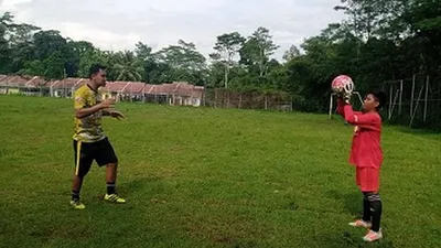 Ghoni Yanuar, penjaga gawang Cilegon United (kiri) saat latihan privat dengan muridnya (dok)