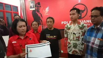 Gibran saat bersama kader PDIP (Antara/Aris Wasita)