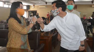 Gibran Rakabuming Raka saat bersilaturahmi dengan Fraksi PDIP Kota Surakarta di Gedung DPRD Surakarta, Jumat (24/7/2020). (Ayojakarta.com/Budi Cahyono)