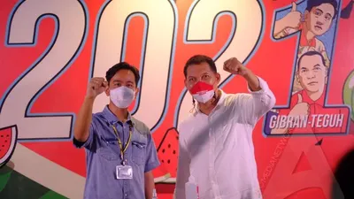 Gibran Rakabuming Raka - Teguh Prakosa saat jumpa pers di Posko Pemenangan di Manahan, Kota Solo, Rabu (9/12/2020). (Ayojakarta/Budi Cahyono)
