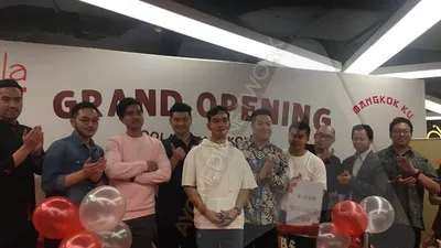 Kaesang Pangarep (tiga dari kiri) bersama kakaknya, Gibran Rakabuming (lima dari kiri) beserta para pendiri Goola dan Mangkok Ku dalam pembukaan gerai Goola x Mangkok Ku di Mal Kokas, Jakarta Selatan/Ayojakarta.com