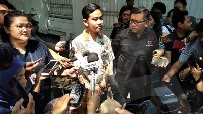 Gibran Rakabuming dan Sekjen PDIP Hasto Kristiyanto di kediaman Megawati Sukarno Putri, Jalan Teuku Umar, Menteng, Jakarta Pusat/Ayojakarta.com