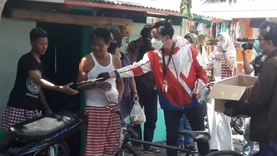 Gibran Rakabuming Raka saat berkegiatan sosial di Kecamatan Banjarsari, Sennin (21/12/2020). (dok)
