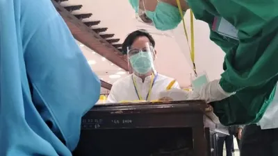 Gibran Rakabuming Raka mengikuti tes kesehatan di RSUD dr Moewardi Solo, Selasa (8/9/2020). (dok Humas Polresta Surakarta)