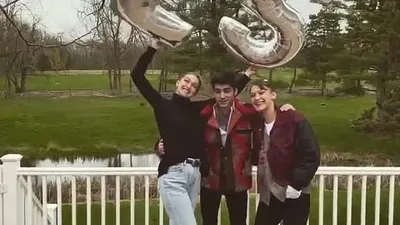 Bersama Zayn Malik, Gigi Hadid mengenakan turtleneck dan perutnya terlihat membuncit. [Instagram Gigi Hadid]