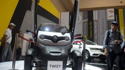 Pengunjung mengamati mobil listrik Twizy yang dipajang di pameran otomotif Gaikindo Indonesia International Auto Show (GIIAS) 2019 di ICE-BSD, Tangerang, Banten, Sabtu (27/7). Mobil buatan Renault dengan model unik dan ukuran cukup kecil ini menjadi spot menarik para pengunjung pameran, namun meski ukuran kecil Renault Twizy dijual dengan harga cukup tinggi yakni sekitar Rp420 juta. ANTARA FOTO/Zarqoni maksum/hp.