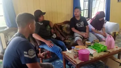 Gilang (kedua kanan), predator seks fetish kain jarik ditangkap. (dok polisi)