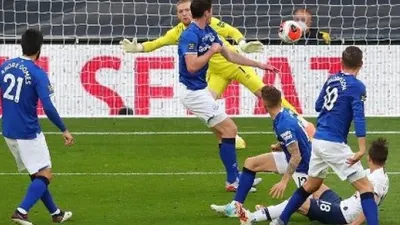 Gelandang Tottenham Hotspur Giovani Lo Celso (kanan) mencetak gol setelah bola mengenai bek Everton Michael Keane (tengah) sehingga berbelok dan masuk ke dalam gawang saat laga Liga Inggris di Tottenham Hotspur Stadium. Catherine Ivill / POOL / AFP