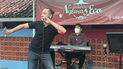 Plt Ketua Umum DPP PSI, Giring Ganesha, menyanyikan lagu Laskar Pelangi di Warung Makan Laras Eco Kompleks Lokananta Solo, Rabu (10/2/2021) siang. [Solopos/Kurniawan]