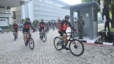 Prajurit Mako Lantamal III Jakarta menggelar gowes bersama (Dispen Lantamal III Jakarta)