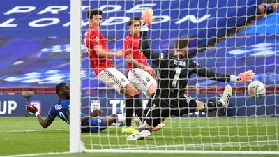 Kiper MU, David De Gea tampil buruk di partai semifinal Piala FA melawan Chelsea di Stadion Wembley, London, Senin (20/7/2020), dini hari WIB. (Twitter Chelsea FC)