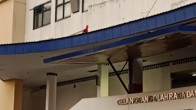 Seorang wanita kabur dan nekat memanjat gedung GOR Ciracas, Jaktim. (foto istimewa)