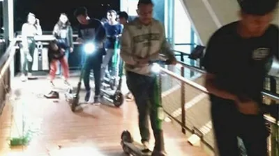 Pengguna Grabwheels melintasi Jembatan Penyebrangan Orang (JPO)/Instagram @Danangism