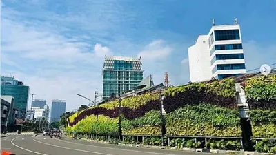 Green wall di kawasan Patung Pak Tani, Jakarta Pusat/@tamanhutandki