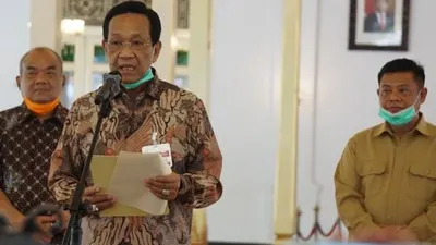 Gubernur DIY Sri Sultan HB X memberi imbauan pada warga DIY soal pencegahan penyebaran COVID-19 dalam agenda Sapa Aruh: Cobaning Gusti Allah awujud Virus Corona di Bangsal Kepatihan, Senin (23/3/2020). - (SuaraJogja.id/Putu)