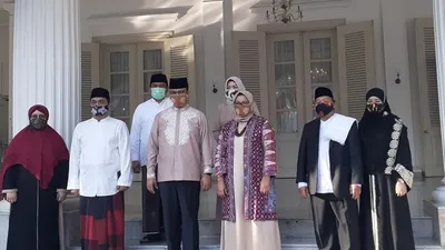 Gubernur DKI Jakarta Anies Rasyid Baswedan bersama Wagub DKI Ahmad Riza Patria di Balai Kota DKI, Jumat (31/7/2020). Foto: Eva Rianti