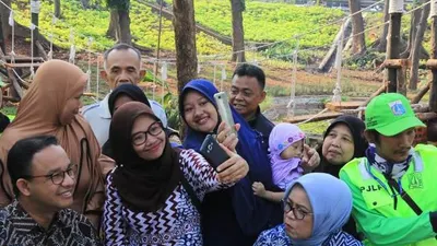 Gubernur Anies Baswedan melayani warga yang meminta foto bersama di Taman Kembang Kerep/barat.jakarta.go.id