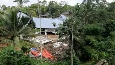 Gudang pengemasan manggis di Desa Sukaluyu Kecamatan Mangunreja, Kabupaten Tasikmalaya, ambruk akibat tergeras tanah longsor.