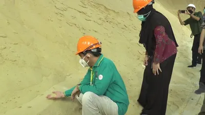 Menteri Perdagangan Agus Suparmanto meninjau Pabrik Gula PT Industri Gula Nusantara Cepiring Selasa (07/04/2020) siang untuk memastikan pasokan gula. (Ayosemarang/Edi Prayitno)