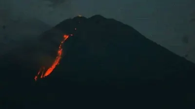 Gunung Semeru mengalami peningkatan aktivitas yang ditandai dengan turunnya lava dari kawah Jonggring Saloko. (Twitter/@KementerianLHK)