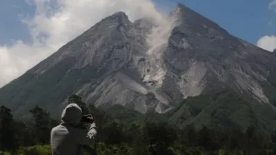 Pengamatan pada Gunung Merapi dari Sidorejo, Kemalang, Klaten, Jawa Tengah/Antara