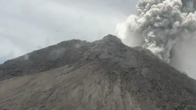 Dalam foto yang diambil dengan kecepatan rana lambat ini, lahar panas mengalir turun dari kawah Gunung Merapi seiring aktivitasnya berlanjut sejak otoritas geologi setempat menaikkan tingkat kewaspadaan gunung berapi tersebut ke level tertinggi kedua pada bulan November, di Sleman, Indonesia, Sabtu pagi. , 9 Januari 2021. Foto: AP Photo/Taufiq Rozzaq