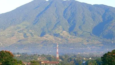 Panorama Gunung Salak Pagi Hari (Flickr/wisata Indonesia)