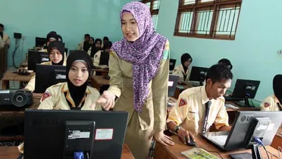Guru mengajar di kelas/Egindo.co