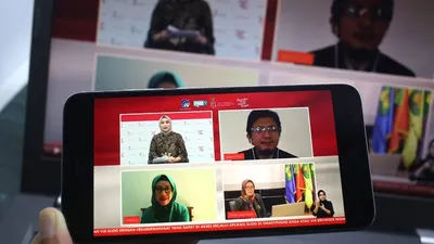 Tiga guru dan dosen penerima manfaat BSU Deswita Supriyatni (Dosen di Cimahi), Sri Murni (Dosen di Lampung) (kiri bawah), dan Arya Wiratman (Guru di Jakarta Timur) (kanan atas) berdiskusi mengenai Mendukung Para Pendidik Tetap Berkarya di Jakarta, Rabu (25/11/2020).  (dok)