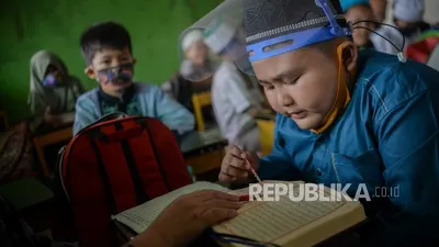 ilustrasi guru non PNS mengajar di madrasah/ Republika