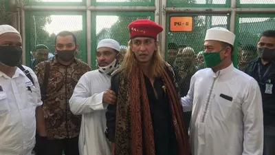 Habib Bahar bin Smith (tengah) saat bebas dari Lembaga Permasyarakatan (Lapas) Kelas IIA Cibinong, Kabupaten Bogor. Jawa Barat, Sabtu (16/5). (Foto: dok Republika)