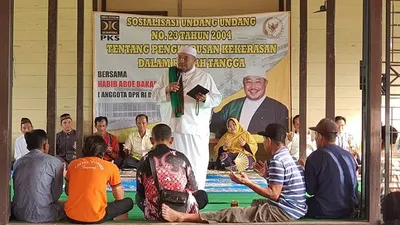 Aboe Bakar Alhabsyi saat melaksanakan sosialisasi UU 23/2004 tentang Penghapusan Kekerasan Dalam Rumah Tangga (PKDRT) di desa Kambitin Kecamatan Tanjung Kabupaten Tabalong, Kalimantan Selatan, belum lama ini.