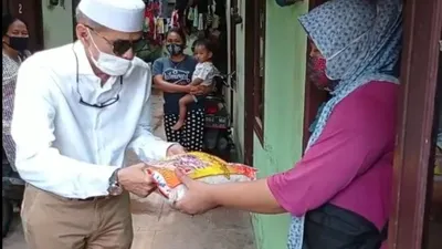 Hasan Mulachela membagikan beras kepada warga warga di Kelurahan Semper Barat, Kecamatan Cilincing, Jakarta Utara, Kamis (4/2/2021). (ist)